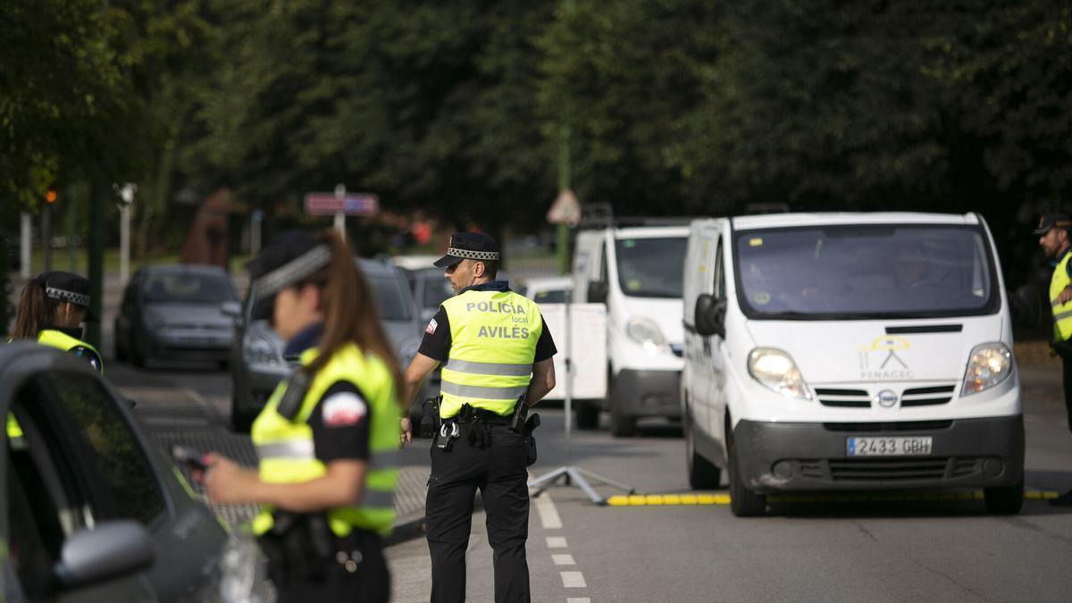 Agentes de policía, durante un control en Avilés