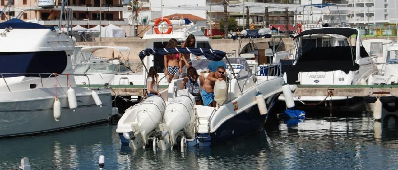 Un usuario de Port de Can Picafort repostando manualmente en su embarcación.