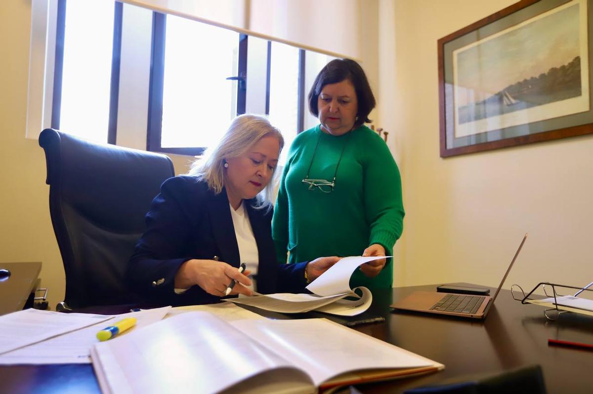 Maria Isabel Gozález, junto a la Milagros, técnica de la Defensoría Universitaria.