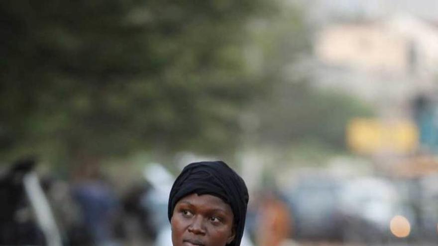 Una agente policial maliense patrulla las calles de Bamako. reuters