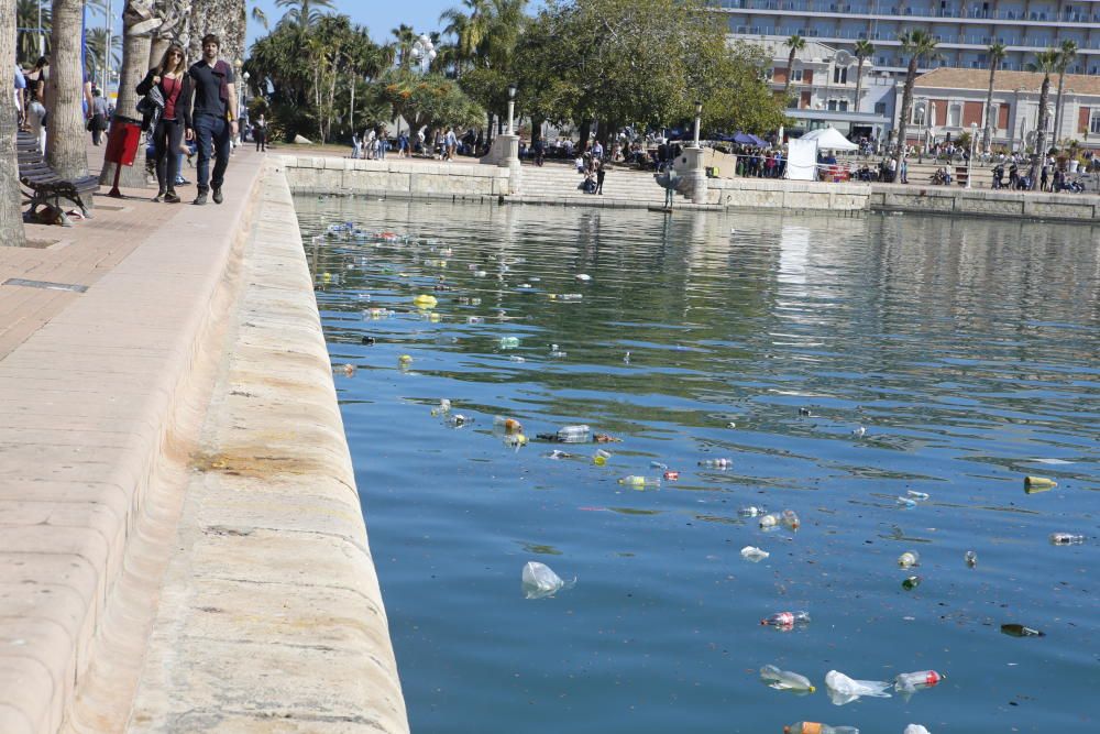 Alicante amanece disfrazada de basura
