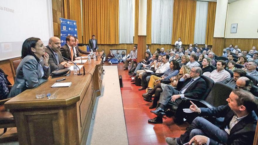 El auditorio de la UIB se llenó para seguir un intenso debate sobre alquiler turístico.