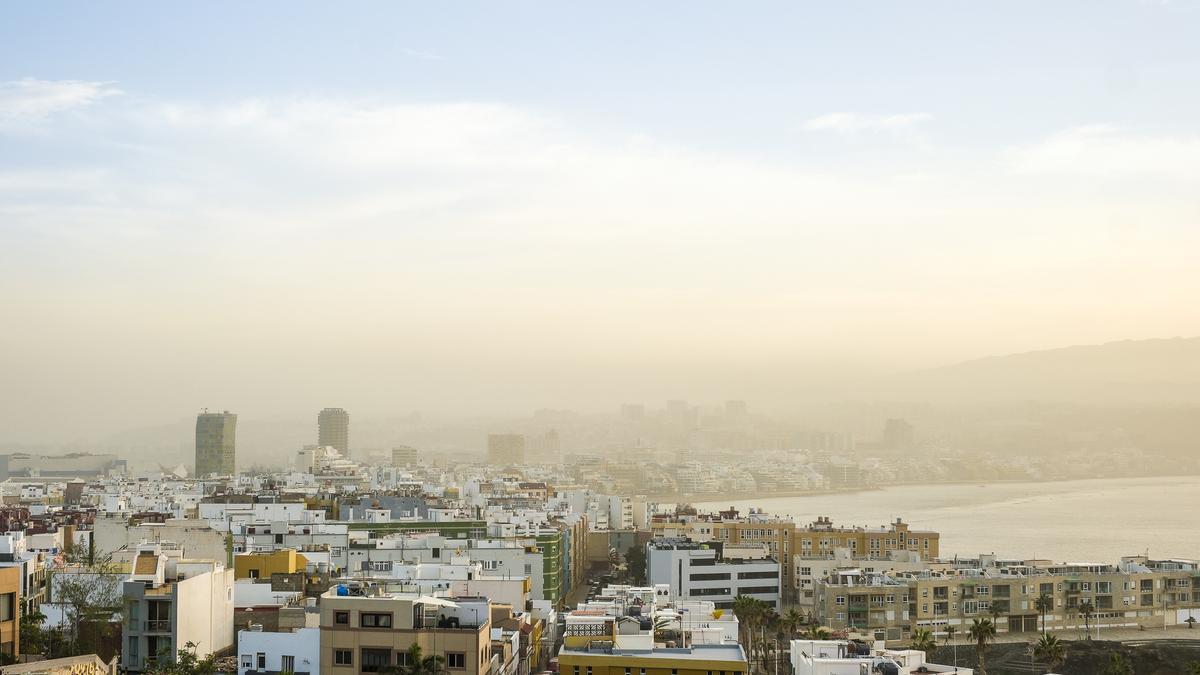 El polvo en suspensión, este lunes, cubriendo la zona baja de Las Palmas de Gran Canaria.