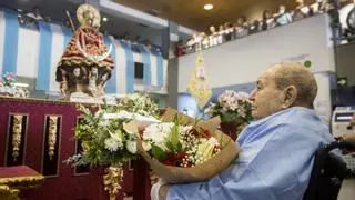 La patrona abraza a enfermos, sanitarios y militares en el arranque de su peregrinación en Cáceres