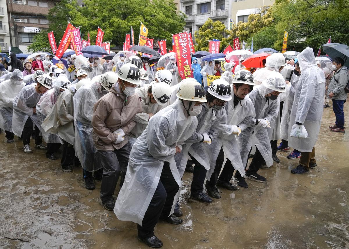 Los líderes del G7 visitan el Memorial Park para las víctimas de la bomba atómica en Hiroshima, entre protestas