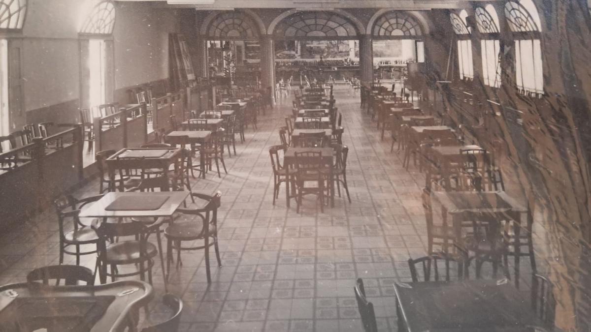 La gran sala de ball del Tívoli preparada per a servir cafès.