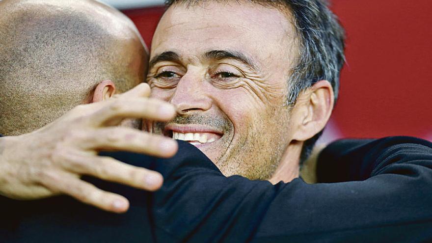 Abelardo, de espaldas, y Luis Enrique se abrazan antes de comenzar el encuentro del Camp Nou.