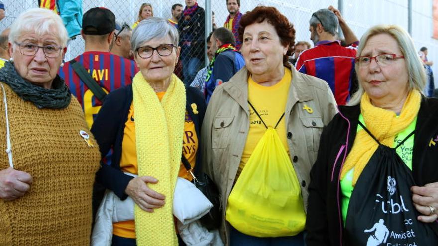 Quatre seguidores del Barça moments abans d&#039;entrar al Camp Nou per assistir al clàssic