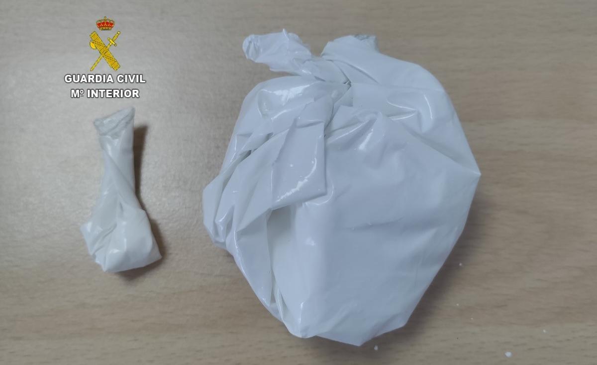 Los dos paquetes de cocaína incautados por la Guardia Civil.