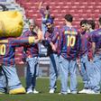 Los jugadores del Barça bromean con CAT, que también lució la camiseta retro de Ronaldinho