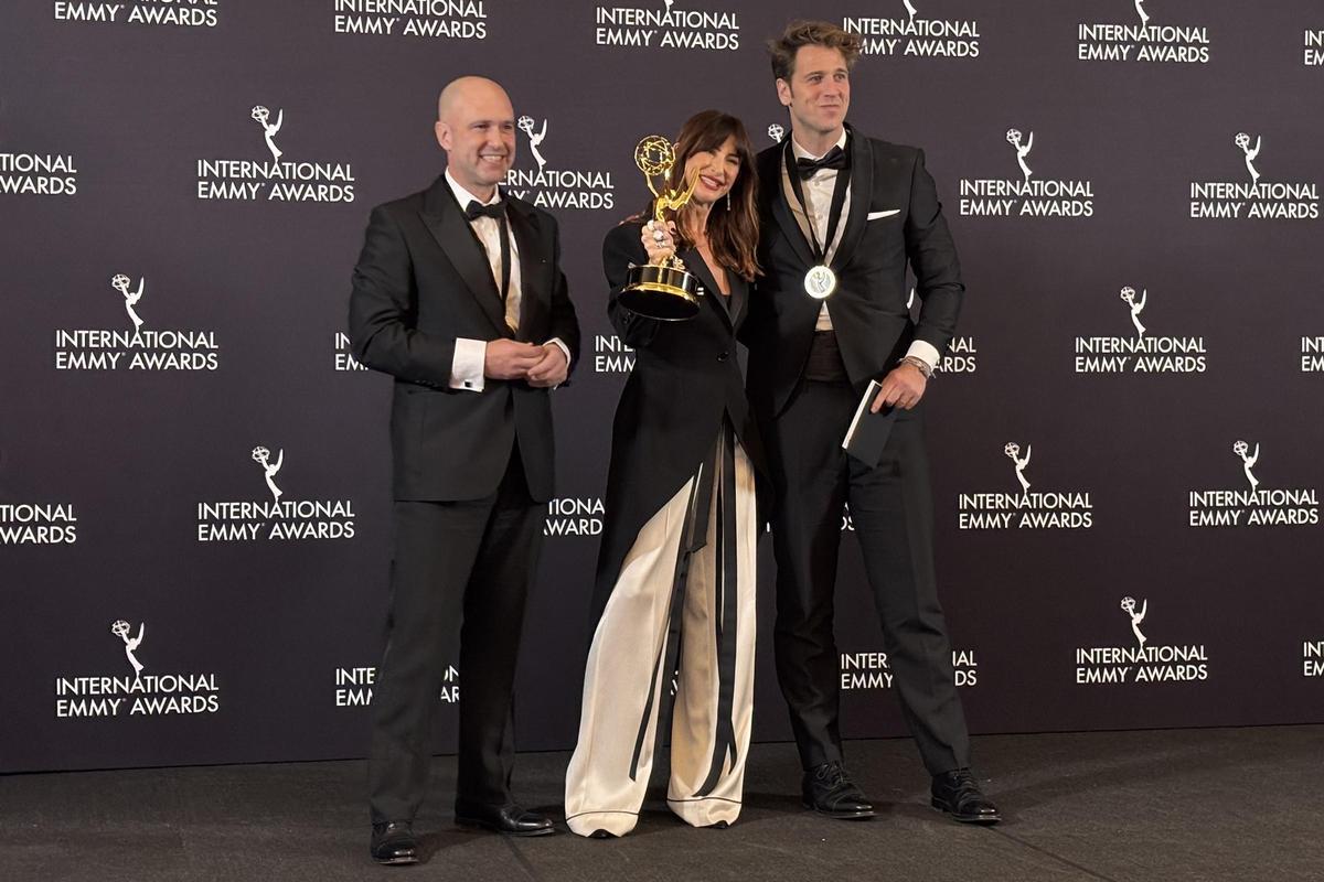 La director Joanna Pardos mostrant el preuat guardó