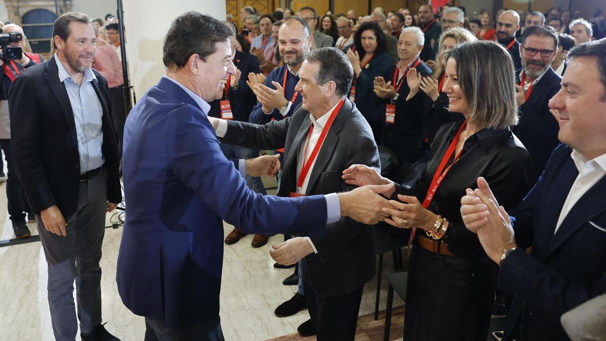 Óscar Puente y  José Ramón Gómez Besteiro en el Congreso Nacional Extraordinario del PSdeG-PSOE