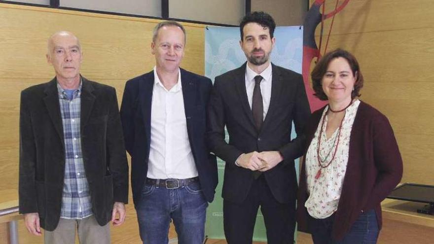 Ladislao Castro, Rafael Rodríguez, Virxilio Rodríguez y Beatriz Comendador, ayer en el campus. // Iñaki Osorio