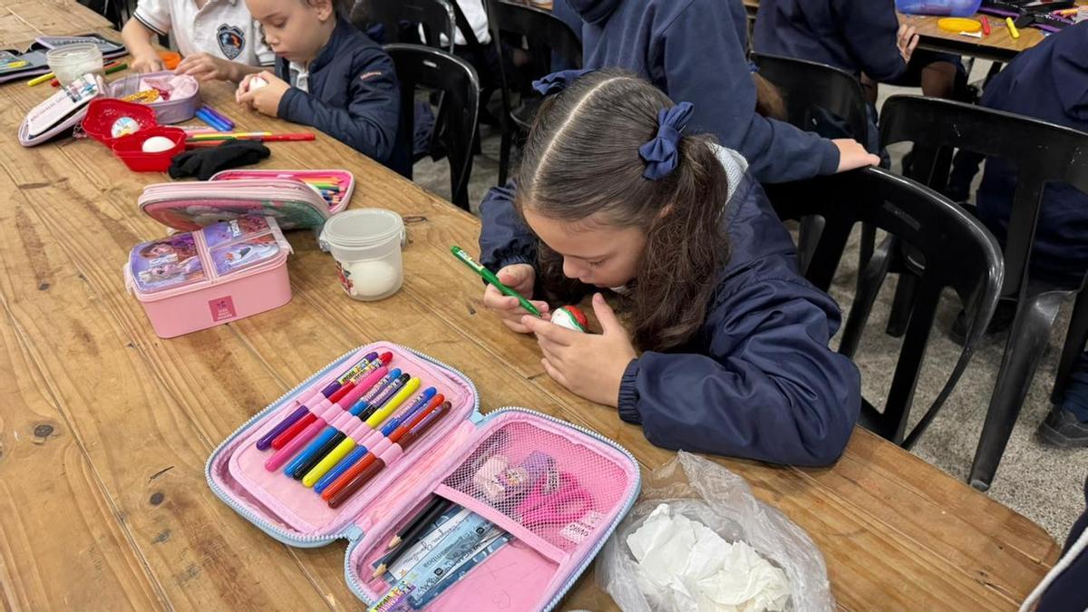 Los Güevos Pintos en el colegio Covadonga de Santa Fe