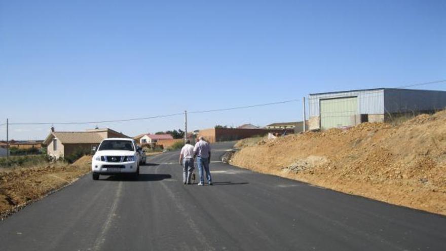 Técnicos de la Diputación realizan, ayer, mediciones en el vial de acceso a Manganeses.