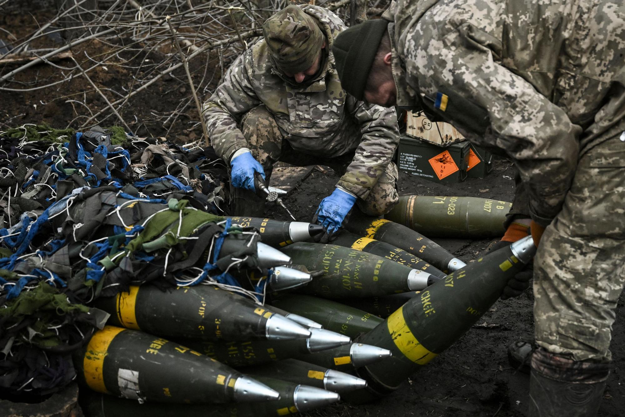 Soldados ucranianos preparan munición de artillería en el frente de Bajmut.