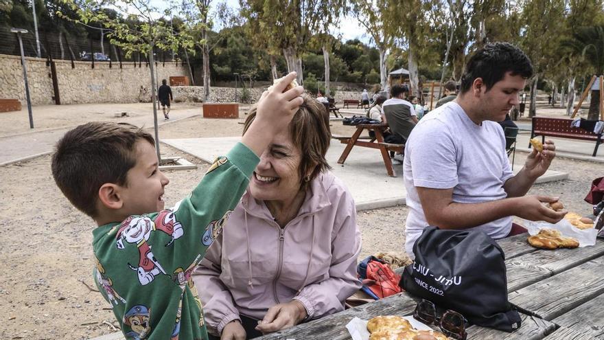 Cientos de familias comparten la mona en Alicante