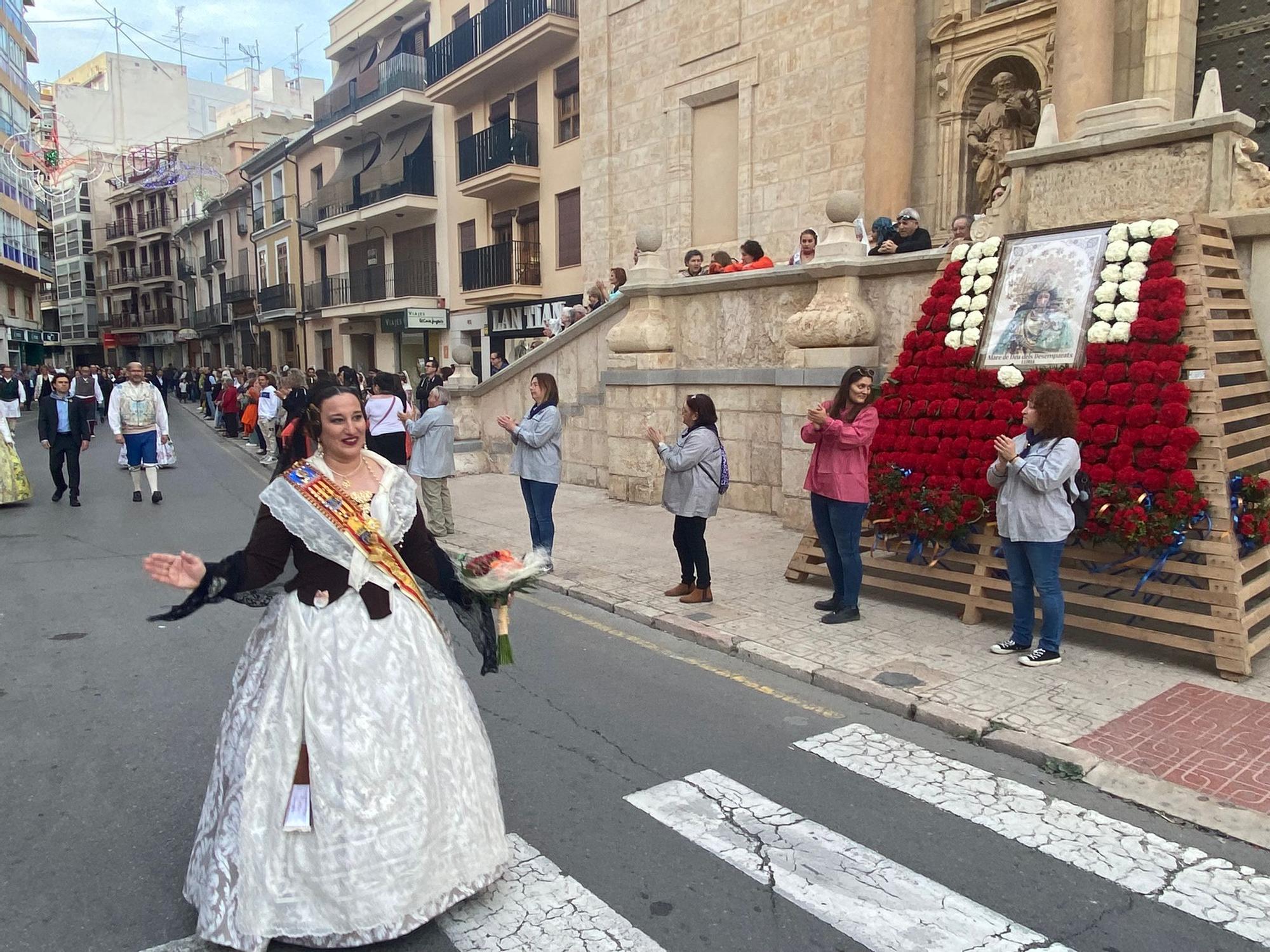 Las seis comisiones falleras de Llíria entregan flores a la Geperudeta y la Asunción