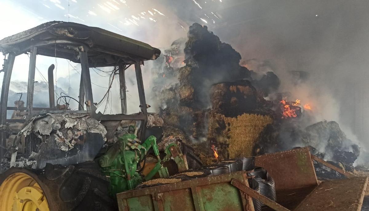 Las llamas ha afectado al forraje almacenado, a la nave agrícola y también a la maquinaria almacenada.