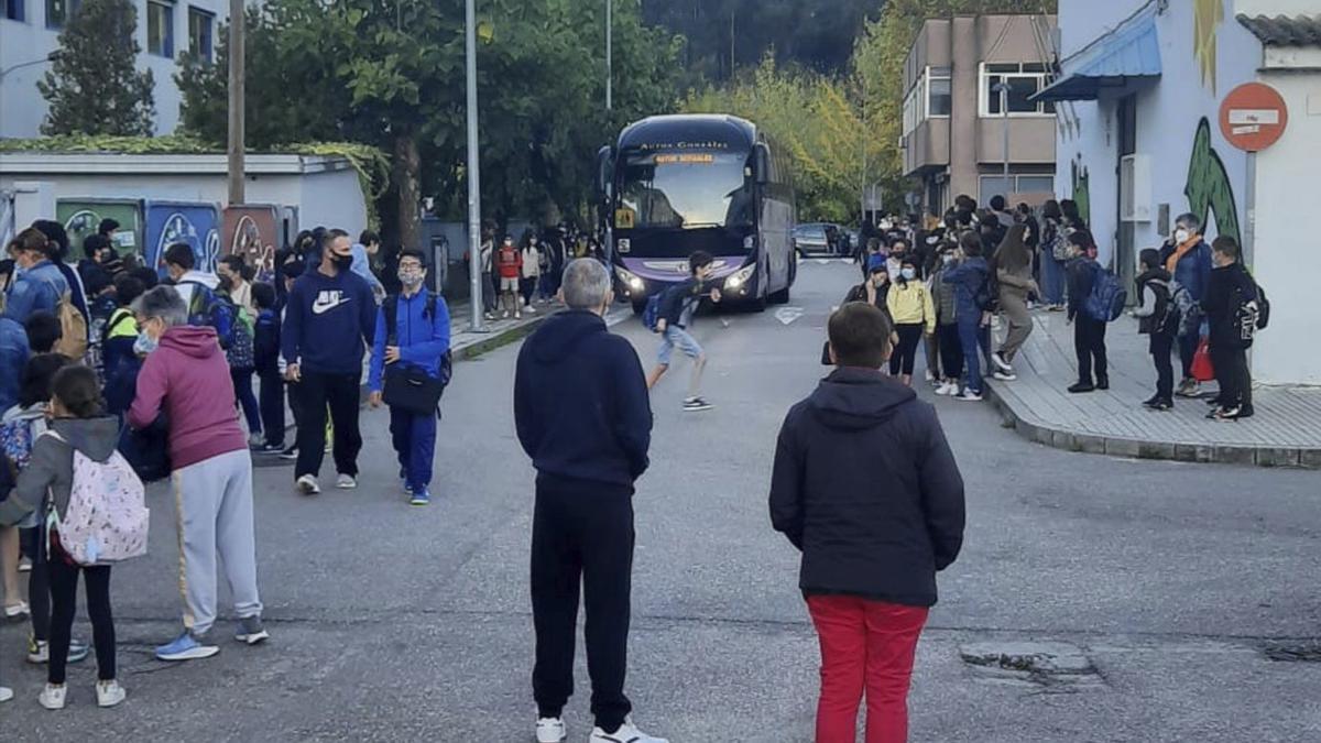Alumnos en el entorno de los colegios Santa Mariña y A Marisma de Redondela.