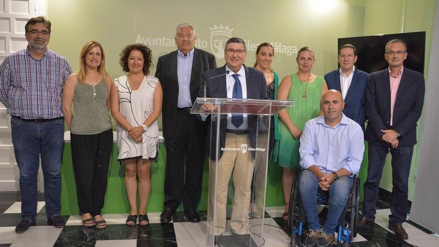 El alcalde de Vélez Málaga, Antonio Moreno Ferrer, con su equipo de gobierno.