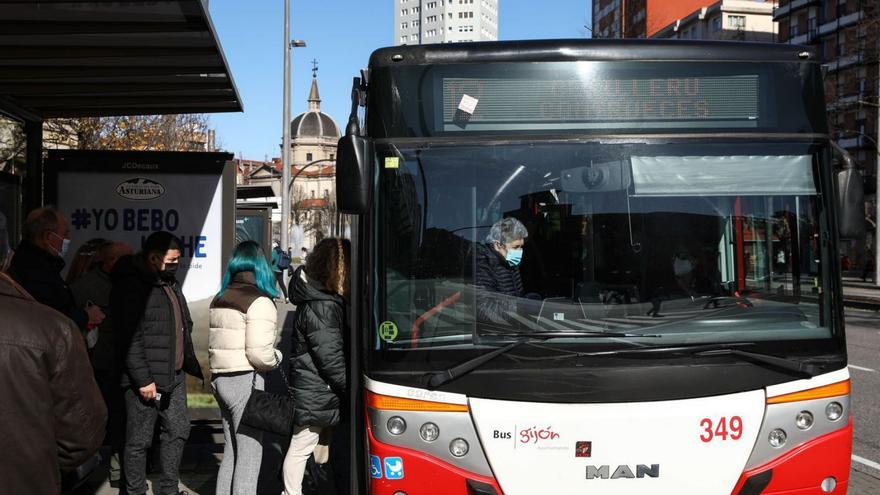 El conflicto por horas extra en Emtusa deja hoy las rutas con quince autobuses menos
