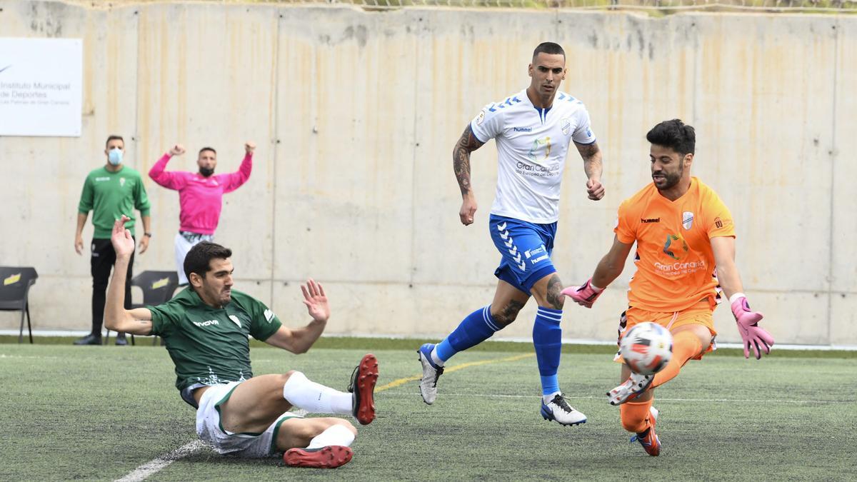 Bernardo Cruz, en el momento de superar a Nauzet García para anotar su primer gol con el Córdoba CF, en Tamaraceite.