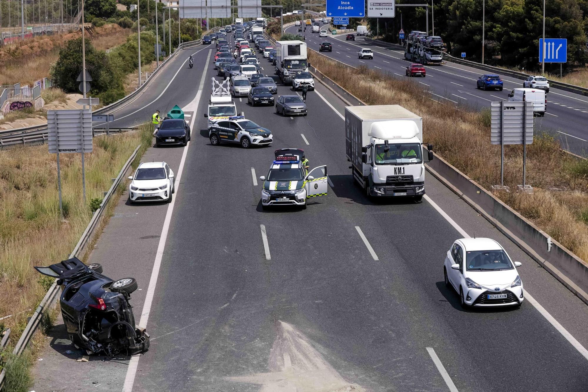 Un coche vuelca en la autopista de Inca tras perder un camión la carga