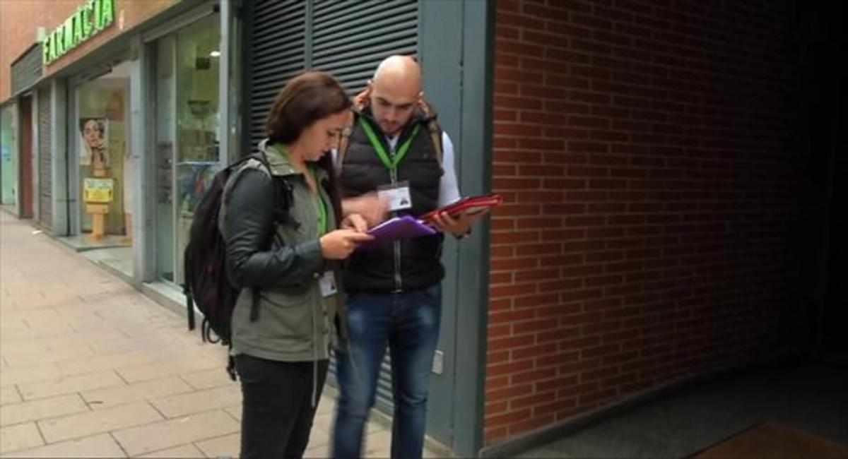 Els enquestadors recorren els carrers per parelles.