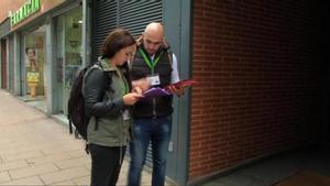 Els enquestadors recorren els carrers per parelles.