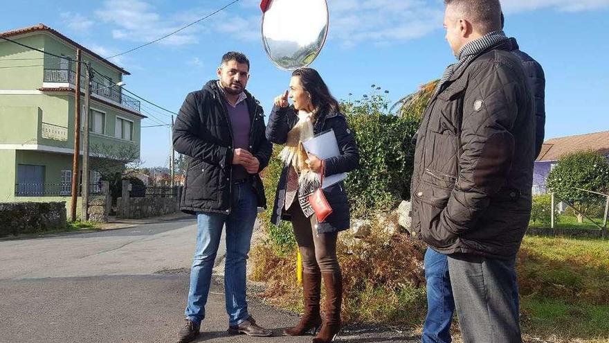 El diputado provincial Uxío Benítez visita la zona con la alcaldesa de Marín, María Ramallo. // FdV