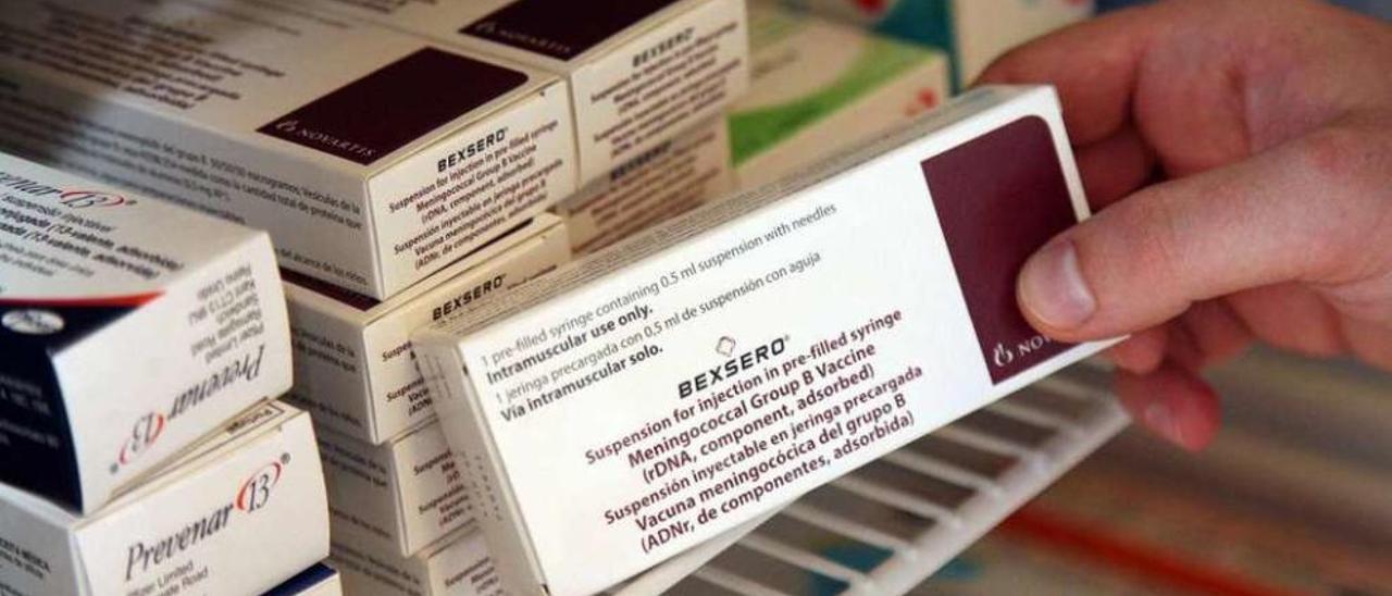 Dosis de Bexsero en una farmacia de la provincia pontevedresa. // Bernabé