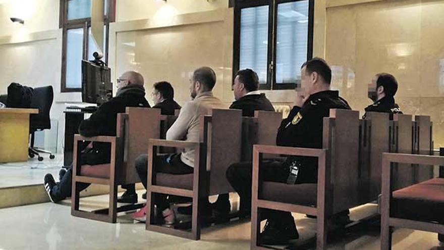 Los acusados, ayer durante el juicio en la Audiencia de Palma.