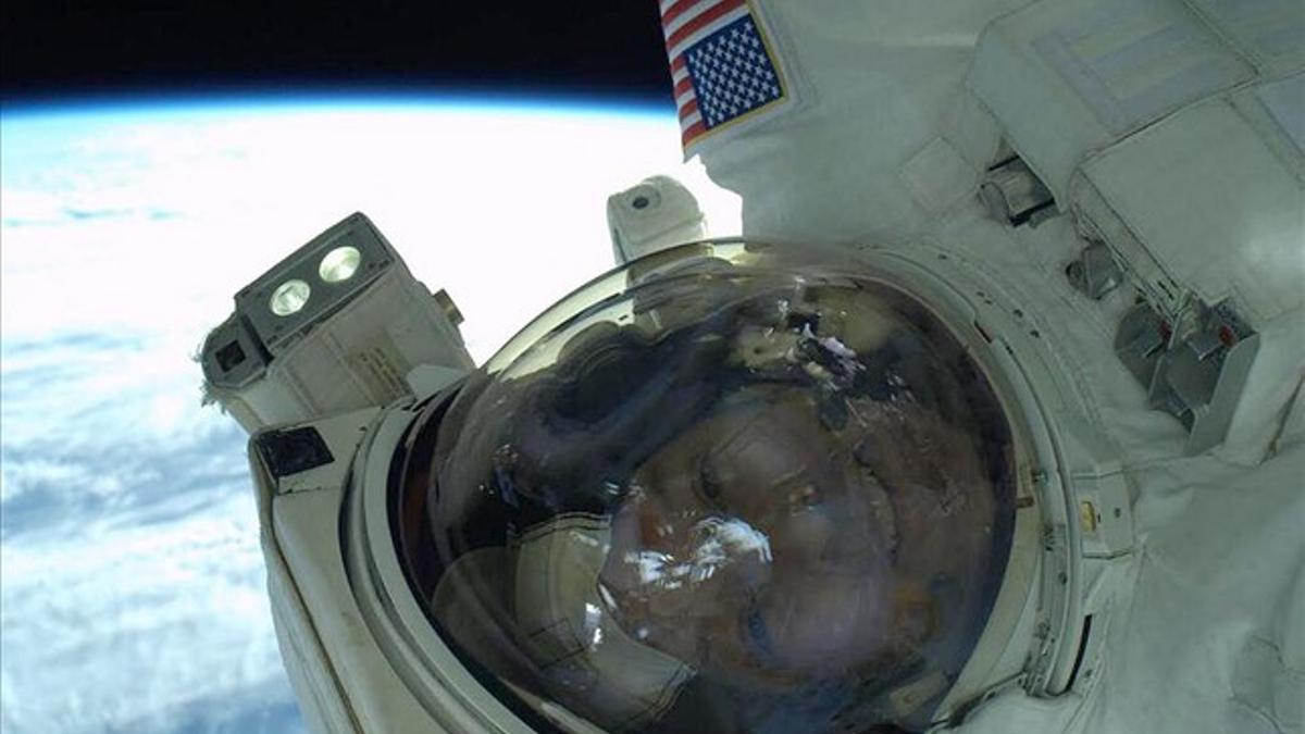 El astronauta Rick Mastracchio hace un &quot;selfie&quot; durante una misión de reparación fuera de la Estación Espacial Internacional