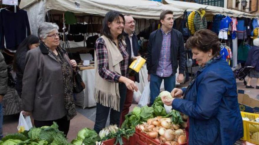 Susana López Ares, en plena compra en el Fontán, con su marido y su sobrino.