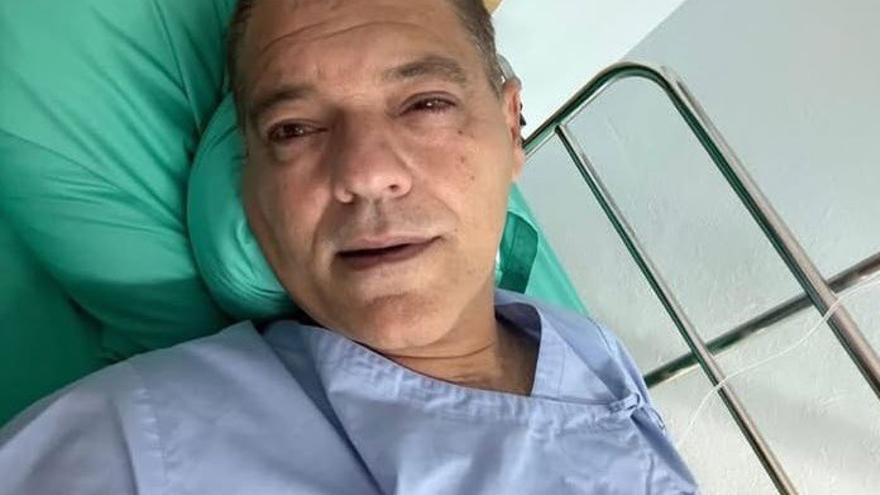 Frank Cuesta tras el ataque de una cobra escupidora