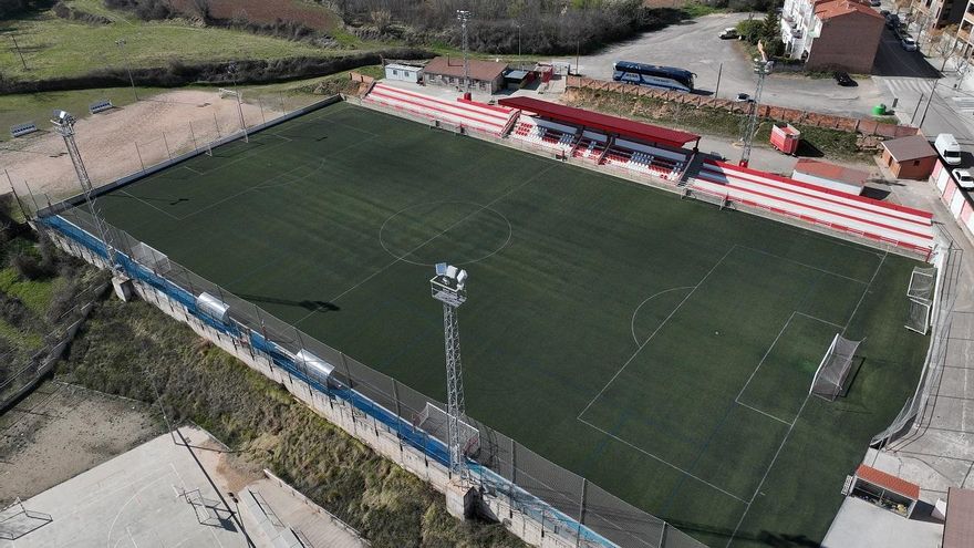 Berga licita la substitució de la gespa artificial del camp de futbol per executar les obres a l&#039;estiu