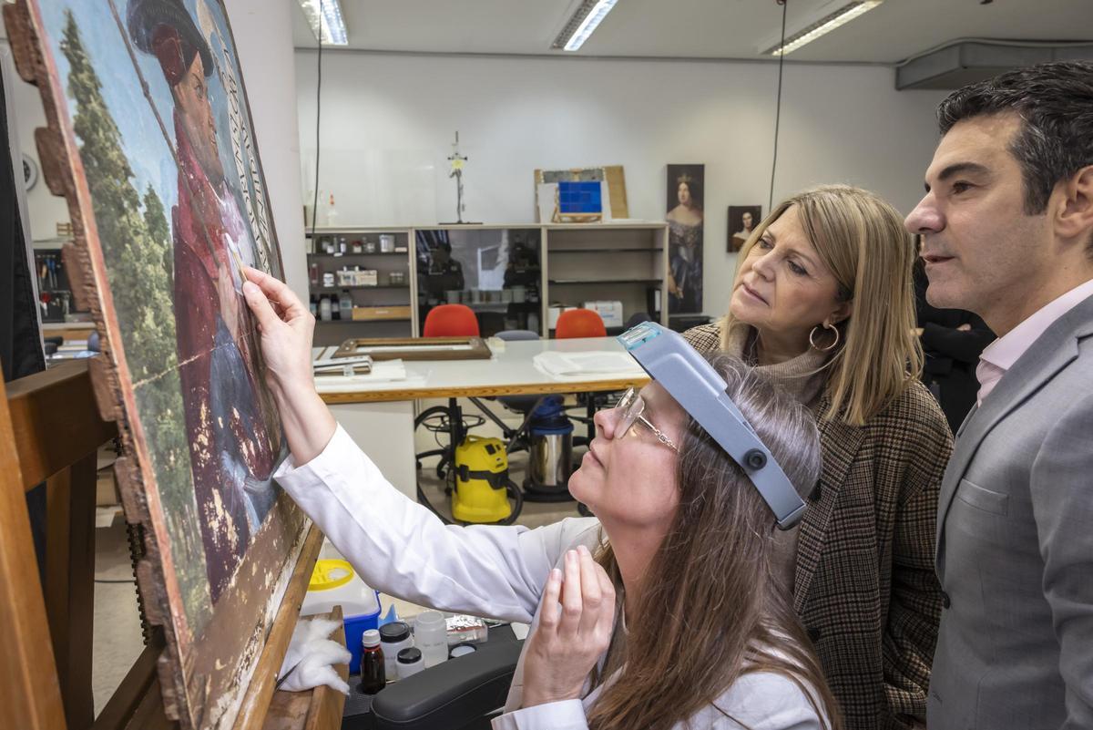 Ortí en el taller de restauración.