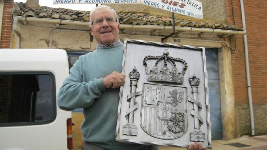 Manuel Díez muestra el escudo que ha forjado con virutas de hierro.