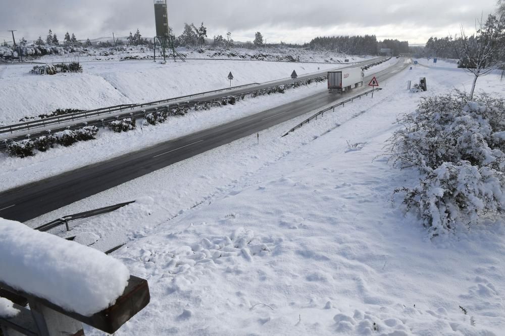 La nieve complica el tráfico en la A-6