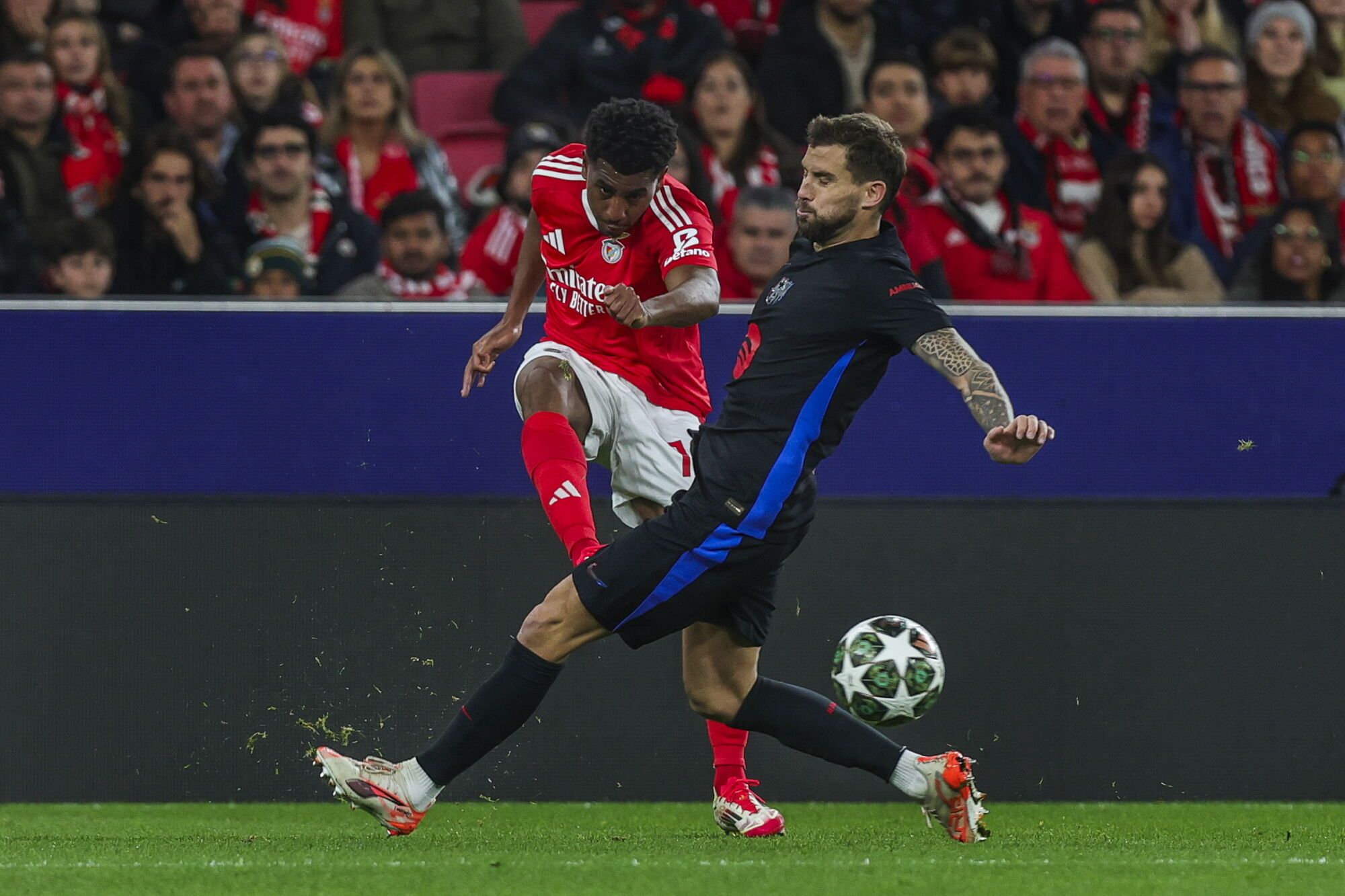 Lisbon (Portugal), 05/03/2025.- BenficaÂ´s player Leandro Barreiro (L) in action against Barcelona`s Inigo Martinez during the UEFA Champions League Round of 16 first leg soccer match between Benfica and Barcelona held at Luz Stadium, Lisbon, Portugal, 05 March 2025. (Liga de Campeones, Lisboa) EFE/EPA/ANTONIO COTRIM