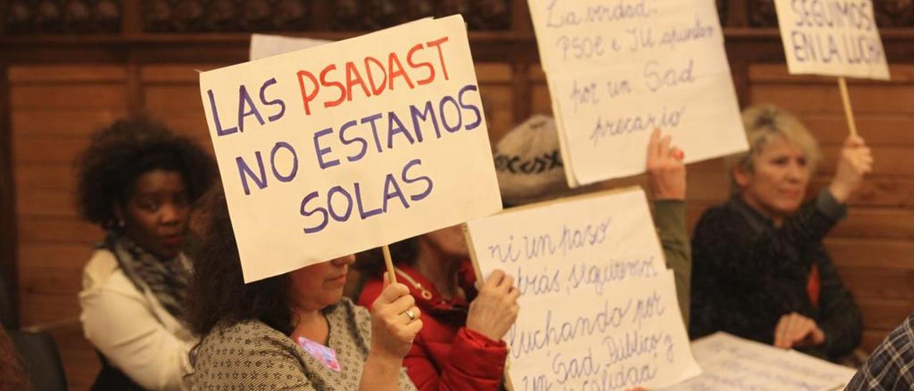 Trabajadoras de ayuda a domicilio en una protesta en el Pleno.