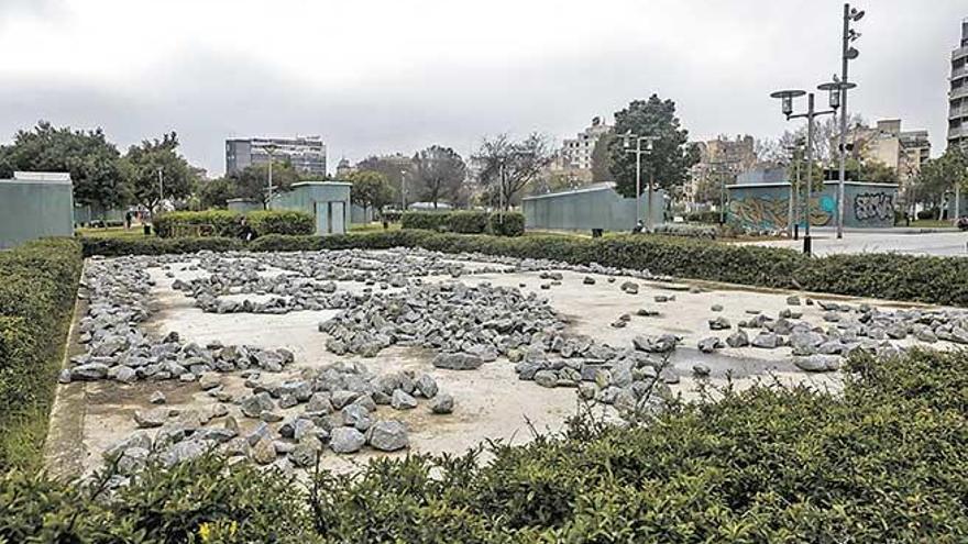 Aspecto actual que presenta la escultura ´Five Paths´ de Richard Long en el Parc de Ses Estacions.