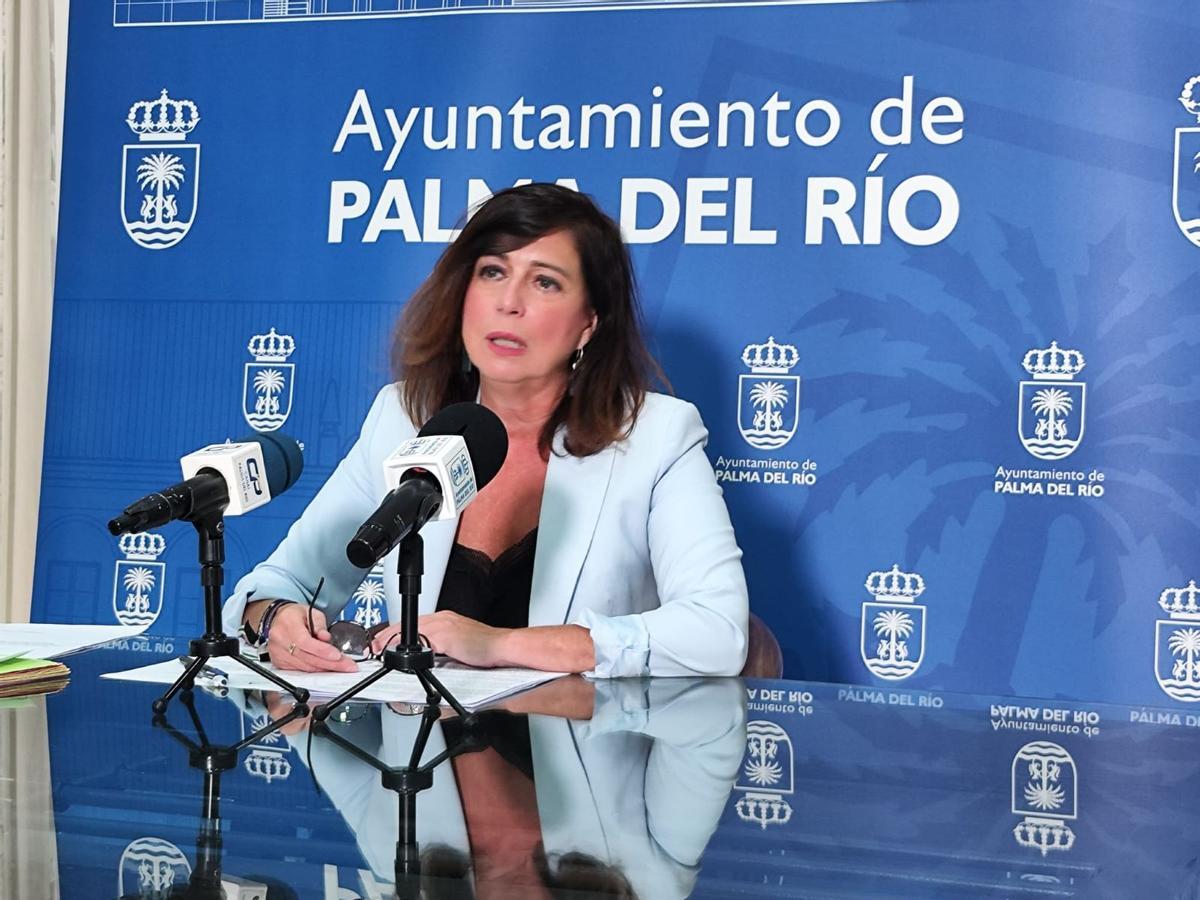 La alcaldesa de Palma del Río, Matilde Esteo, este jueves durante la rueda de prensa previa al pleno.
