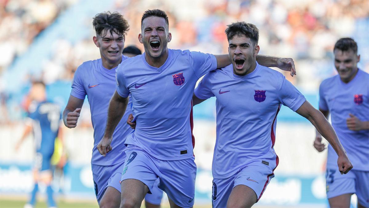 Rodado, que lo celebra con Arnau Solà y Abde, fue el 'cazagoles' que tanto reclamaba el Barça B