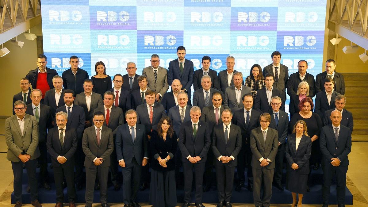 Foto de familia de la presentación de la sociedad mixta RDG