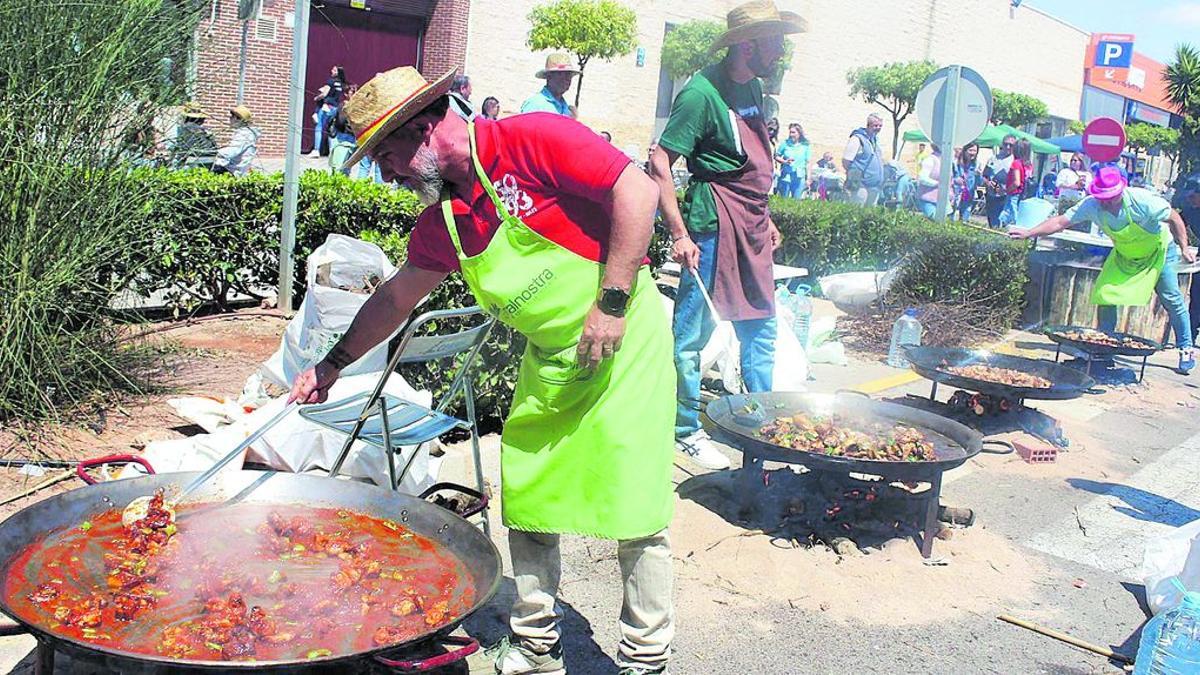 La avenida Santa Aurora de Nules es el escenario donde vecinos y visitantes de otras poblaciones preparan el tradicional plato valenciano.