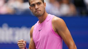 Alcaraz vola cap als vuitens de l’US Open amb ensurt al genoll