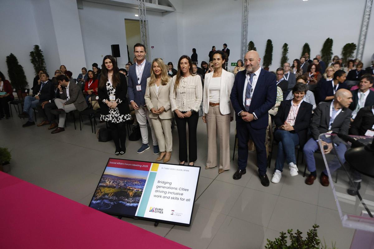 Por la izquierda, Carla Álvarez Sanjurjo, Jorge González-Palacios, Susana Solís Pérez, Ángela Pumariega, Myriam Bencharaa y Guzmán Pendás, en LABoral Centro de Arte. .