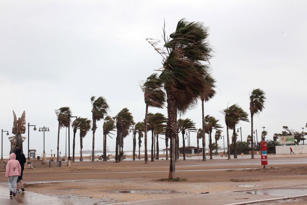 El temporal ''entierra'' en arena el paseo marítimo de València